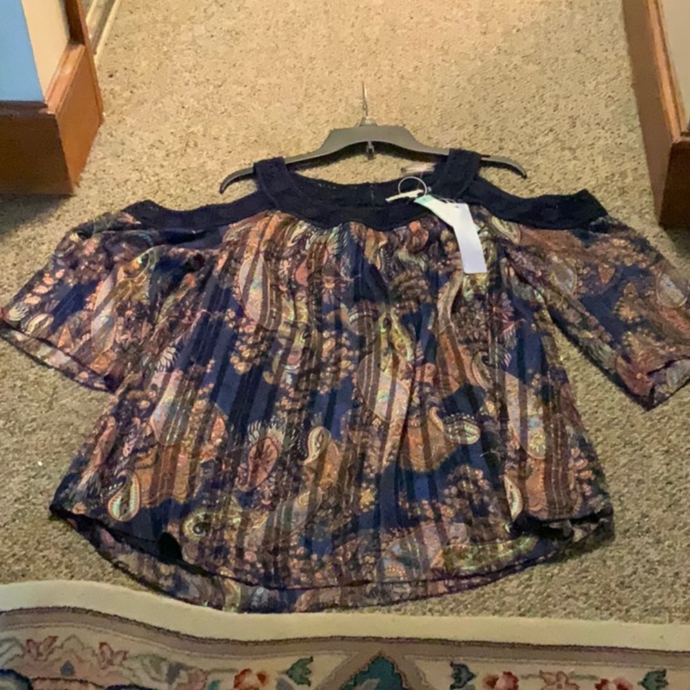New maizel cold shoulder top